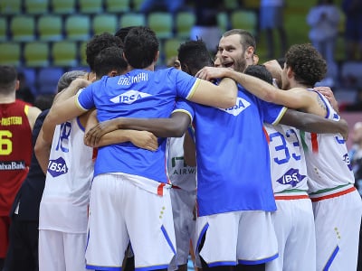 Talianski basketbalisti oslavujú víťazstvo