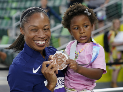Americká atlétka Allyson Felixová ukazuje bronzovú medailu svojej dcérke Camryn po finále miešanej štafety na 4x400 m na MS v americkom Eugene