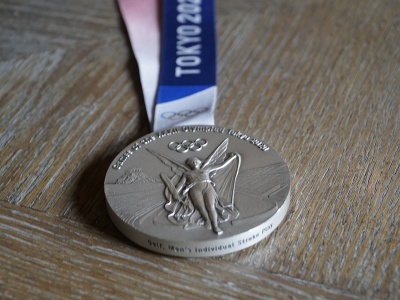 Strieborná medaila z Tokia, ktorú vybojoval Rory Sabbatini s manželkou Martinou