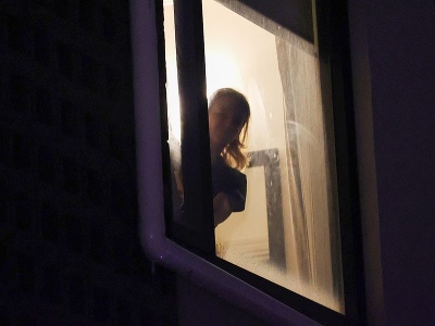 Renata Voráčová v okne počas pobytu v detenčnom centre
