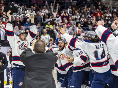 Hráči Saginaw Spirit oslavujú