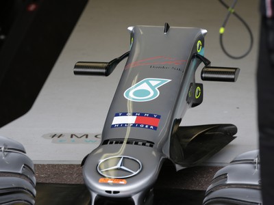 Nápis v nemčine Ďakujeme Niki na monoposte britského jazdca F1 Lewisa Hamiltona z tímu Mercedes 