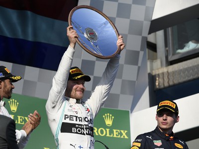 Valtteri Bottas z tímu Mercedes oslavuje víťazstvo vo Veľkej cene Austrálie