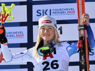 Mikaela Shiffrinová oslavuje striebornú medailu na MS v lyžovaní
