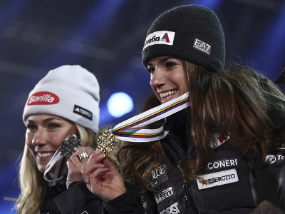 Marta Bassinová so zlatou medailou za prvéé miestov super-G na MS v lyžovaní, v pozadí strieborná Mikaela Shiffrinová