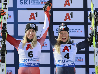 Rakúšanka Cornelia Hütterová a Nórka Kajsa Lieová Vickhoffová sa radujú zo spoločnej bronzovej medaily na MS v lyžovaní