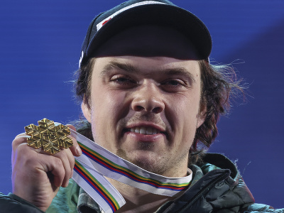 Kanadský lyžiar James Crawford so zlatou medailou za super-G na MS v lyžovaní