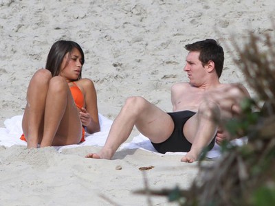 Lionnel Messi s priateľkou Antonellou na pláži na Ibize
