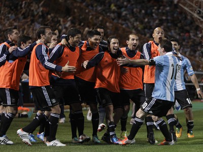 Radosť argentínskeho tímu po góle Messiho