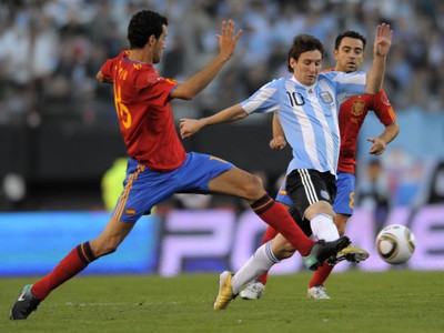 Messi uniká Busquetsovi a