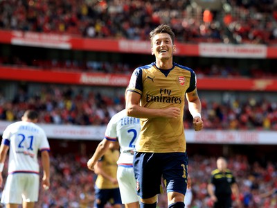 Mesut Ozil oslavuje piaty gól svojho tímu