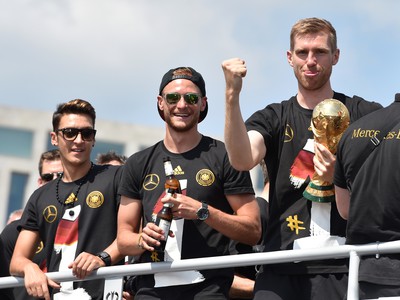 Mesut Özil, Benedikt Höwedes and Per Mertesacker sa tešia z titulu Majstrov sveta