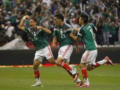 Raul Jiménez so spoluhráčmi oslavuje svoj víťazný gól