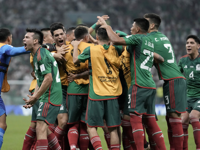 Mexickí futbalisti sa radujú z gólu
