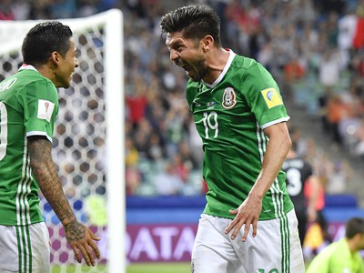 Oribe Peralta (vpravo) a Javier Aquino oslavujú gól Mexika