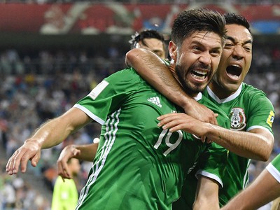 Oribe Peralta a Marco Fabian oslavujú gól Mexika