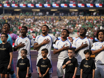 Futbalisti Panamy speivajú hymnu pred finále Gold Cupu