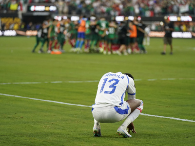 Sklamaný hráč Panamy sa nemôže pozerať na obrovskú radosť Mexičanov