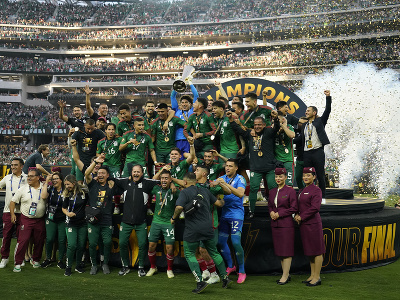 Futbalisti Mexika oslavujú zisk Gold Cupu