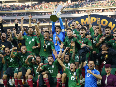 Futbalisti Mexika oslavujú zisk