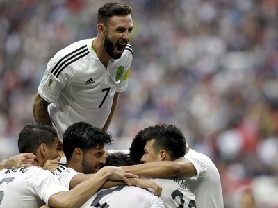 Miguel Layun so spoluhráčmi oslavuje gól Mexika