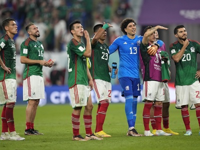 Hráči Mexika ďakujú fanúšikom po zápase s Poľskom