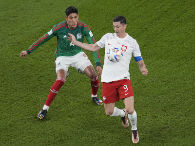 Na snímke sprava poľský futbalista Robert Lewandowski a hráč Mexika Edson Álvarez