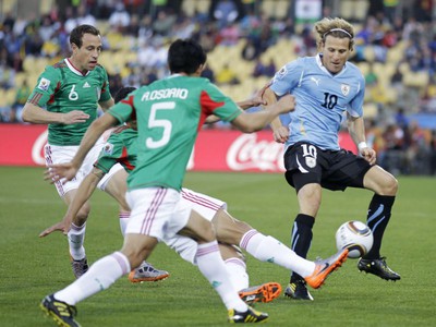 Forlán branený hneď trojicou Mexičanov