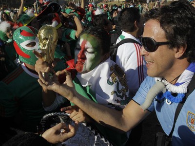 Fanúšikovia Mexika a Uruguaja