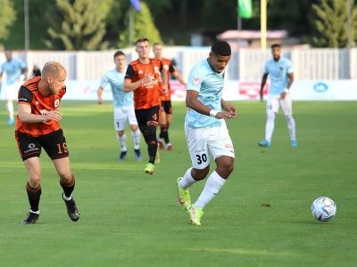 Na snímke zľava Lukáš Fabiš (Ružomberok) a Douglas Aurélio (Riga) bojujú o loptu počas prvého zápasu 2. predkola Európskej konferenčnej ligy MFK Ružomberok - Riga FC v Ružomberku vo štvrtok 21. júla 2022.