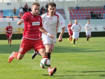 Tomáš Mikinič z FC Vion Zlaté Moravce (vľavo) a Gagik Dagbašian z MFK Ružomberok