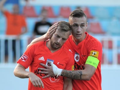 Peter Gal Andrezly (vľavo) a Dominik Kružliak (vpravo) oslavujú gól Ružomberka