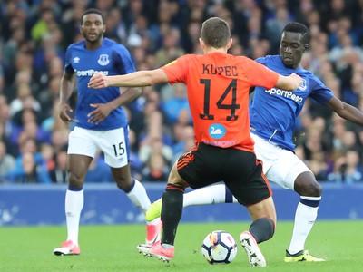 Šimon Kupec (Ružomberok) a Idrissa Gana Gueye (Everton) v súboji