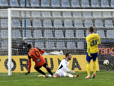 Samuel Šefčík (vľavo) strieľa gól do siete Zemplínu Michalovce