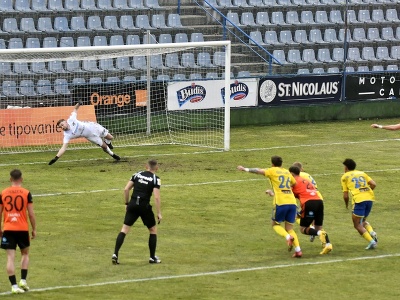 Na snímke vpravo Martin Boďa (Ružomberok) strieľa prvý gól z penalty brankárovi Michaloviec Žigovi Frelihovi