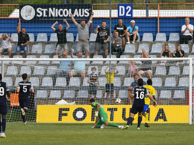 Diváci sa tešia z gólu na 2:0, uprostred prekonaný brankár Martin Jedlička (Dunajská Streda)