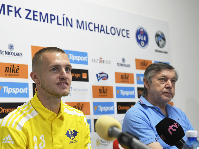 Hráč MFK Zemplín Michalovce Martin Bednár a člen predstavenstva MFK Zemplín Michalovce Ján Sabol