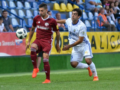 Na snímke vľavo hráč FK Železiarne Podbrezová Matuš Turňa, vpravo hráč  MFK Zemplín Michalovce Hovhannes Harutjunjan