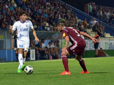 Na snímke vľavo MFK Zemplín Michalovce Llazaros Rota, vpravo hráč FK Železiarne Podbrezová Matuš Turňa