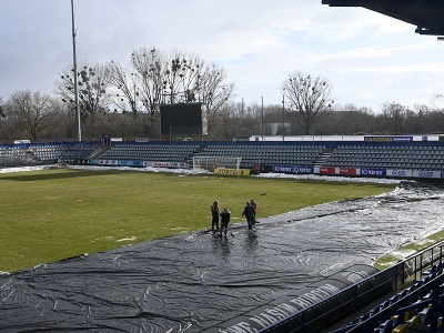 Na snímke úpravy ihriska futbalového štadióna MFK Zemplín Michalovce