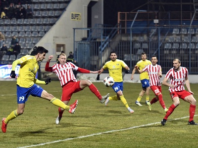 Na snímke vľavo hráč MFK Zemplín Michalovce Michal Ranko strieľa na bránu