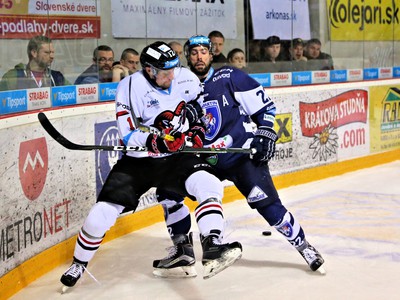 ľava: Hráč HC´05 Jordan Hickmott a hráč MHC Tomáš Pokrivčák