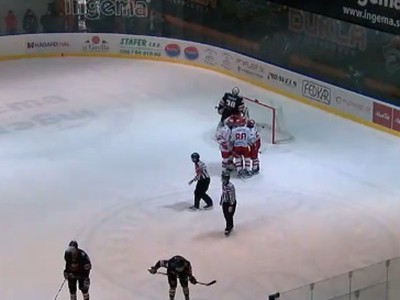 Hráči MHk 32 Liptovský Mikuláš sa radujú z gólu v play-out