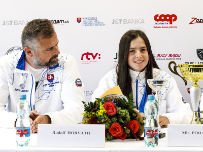 Na snímke zľava reprezentačný tréner mládeže Rudolf Horváth a slovenská tenistka Mia Pohánková sa usmievajú počas tlačovej konferencie Slovenského tenisového zväzu (STZ) v Bratislave v pondelok 25. júla 2022. 