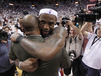 LeBron James obíjma trénera
