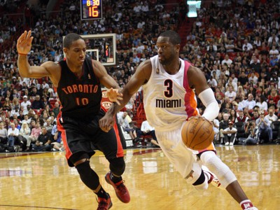 Dwyane Wade útoči popri