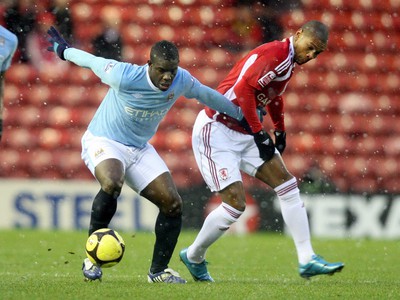 Micah Richards v súboji s Marcusom Bentom