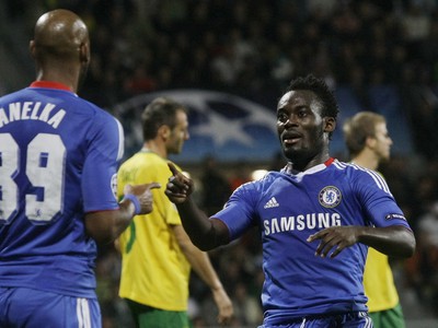 Essien a Anelka oslavujú vstrelený gól