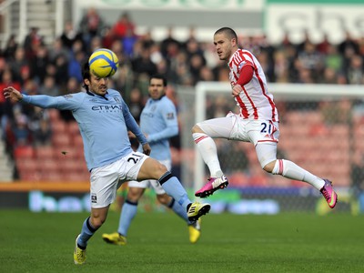 Michael Kightly a David Silva v súboji o loptu