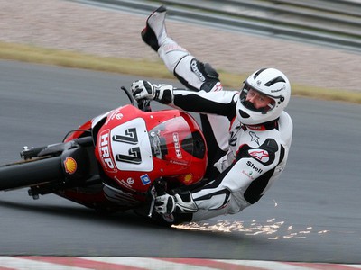 Michael Schumacher padá z motocykla